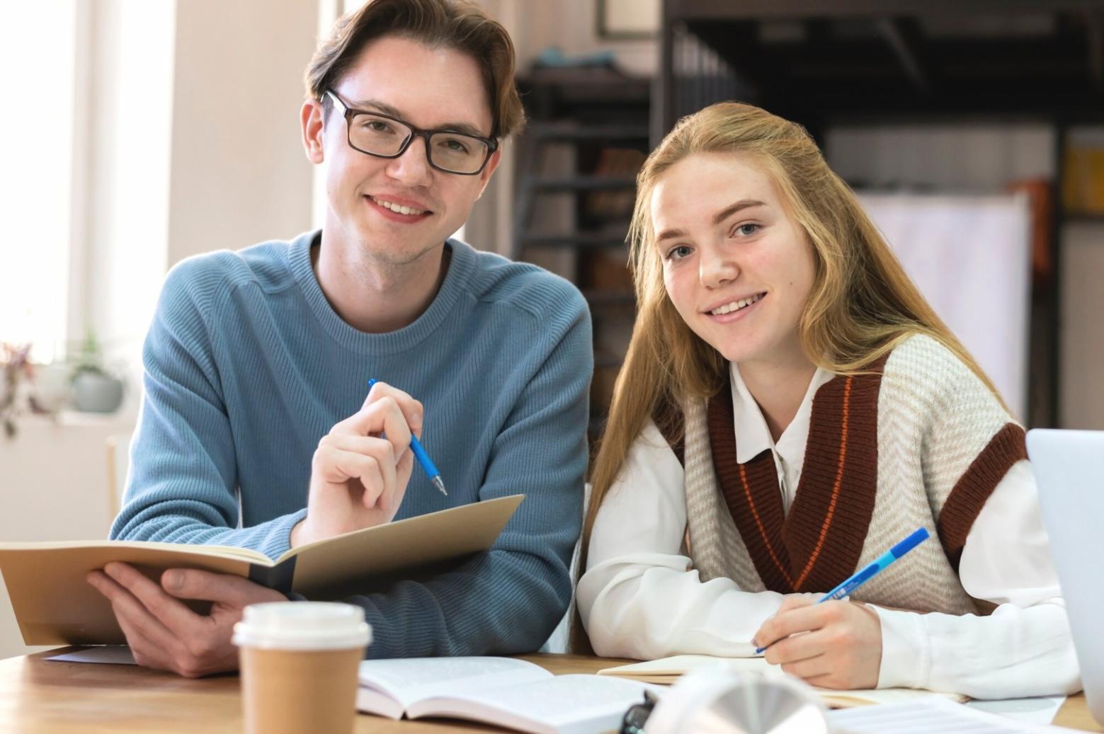 Profesionales trabajando con herramientas financieras modernas